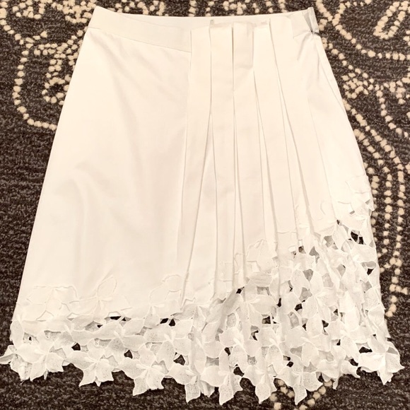 🌼🌼NWT Elie Tahari Sheba Pleated and Embroidered Flower Mini Skirt, Size 4 - Picture 1 of 8